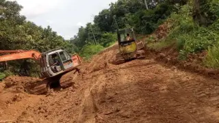 Perbaikan kerusakan jalan menuju Desa Sepintun dan Lamban Sigatal dengan mengerahkan sejumlah alat berat || Dok Ks
