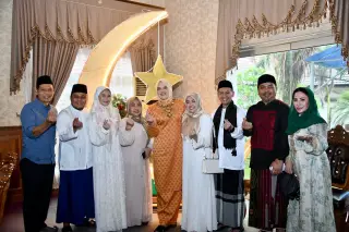 Suasana Poto Bersama Bupati dan wakil Bupati Tanjabtim Saat Open House || Dok Hms