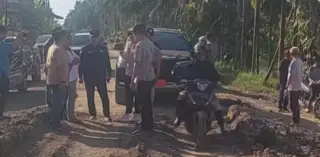 Bupati Dillah Hich meninjau kondisi jalan provinsi yang menghubungkan Kecamatan Nipah Panjang serta ruas jalan Lembur II – Simbur Naik || Dok Pri