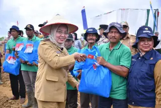 PJWali Kota Jambi, Sri Purwaningsih menghadiri kegiatan Penanaman Jagung Serentak 1 Juta Hektar se-Indonesia yang diselenggarakan oleh Kepolisian Daerah (Polda)…
