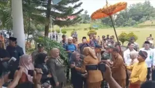 Bupati dan wakil bupati saat tiba di linkungan pemerintah kabupaten tanjabtim || Dok