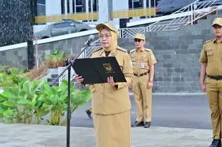 PJ Wali Kota Jambi, Sri Purwaningsih memimpin apel peningkatan disiplin Aparatur Sipil Negara (ASN) di lingkungan Pemerintah Kota (Pemkot) Jambi || Dok PKJ