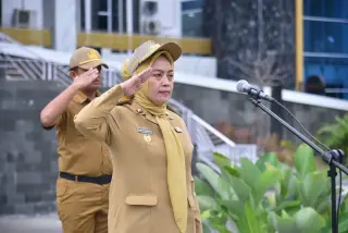 PJ Wali Kota Jambi, Sri Purwaningsih memimpin apel terakhirnya dihadapan Aparatur Sipil Negara (ASN) dilingkup Pemerintah Kota (Pemkot) Jambi || Dok PKJ