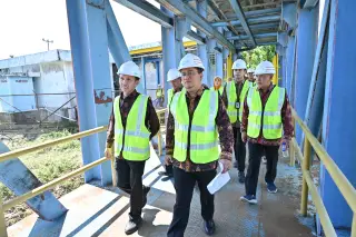 Walikota Jambi H Maulan Saat Meninjau Instalasi Air Bersih di Perusahaan Daerah Air Minum (PDAM) Tirta Mayang || Dok Komimfo