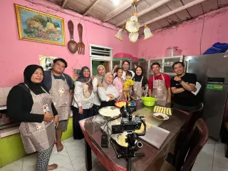 Yuk Melly (tengah berbaju pink) bersama tim kateringnya raih omset jutaan rupiah dari dapur pinknya || Dok Hms