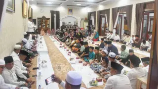 Dalam rangka menyambut tahun baru 2025, Pemerintah Kabupaten Sarolangun menggelar kegiatan yasinan, doa bersama, dan santunan untuk anak yatim || Dok Pemsar