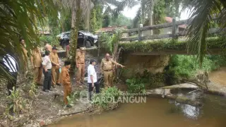 Penjabat Bupati Sarolangun, Dr. Bahri, S.STP, M.Si, meninjau langsung kondisi jembatan penghubung antar dusun di Desa Sungai Merah, Kecamatan Pelawan || Dok Pem…