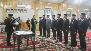 Penjabat Bupati Sarolangun, Dr. Bahri, melantik dan mengambil sumpah delapan pejabat Eselon II atau Jabatan Pimpinan Tinggi Pratama (JPT) di lingkungan Pemerint…