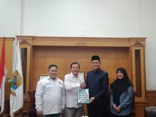 Komisi Informasi Jambi Serahkan Laporan Kinerja Tahun 2024 ke Ketua DPRD Jambi