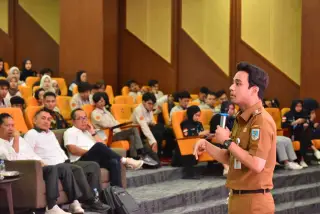 Wawako Diza Hazra Aljosha, tampil sebagai narasumber dalam Seminar Nasional bertema “Masa Depan Ekonomi Digital pada Era Bisnis Digital” di Aula Rektorat Univer…