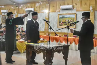 Penjabat Bupati Sarolangun, Dr. Bahri, S.STP, M.Si, secara resmi melantik Ir. Dedy Hendry, M.Si, sebagai Penjabat Sekretaris Daerah || Dok Pemsar