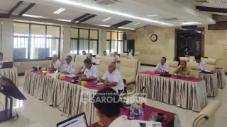 Penjabat Bupati Sarolangun, Dr. Bahri, S.STP, M.Si, memaparkan evaluasi kinerja triwulan I tahun 2024 kepada Kementerian Dalam Negeri || Dok Pemsar