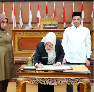 Wakil Bupati Muslim Tanja dan Ketua DPRD Tanjung Jabung Timur Zilawati saat Menanda Tangani Nota Kesepakatan || Dok Istimewa