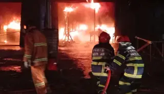 Petugas Damkartan Kota Jambi saat Berusaha Memadamkan Kobaran Api || Dok Istimewa