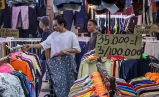Calon pembeli melihat pakaian bekas yang dijual di Pasar Senen || Dok Istimewa