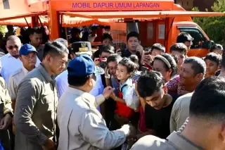 Presiden Republik Indonesia Prabowo Subianto saat Melihat Keadaan Pengungsi Korban Bencana Banjir Bandang dan Longsor di Sumatra Barat || Dok Istimewa