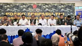 Menko Pratikno saat menyampaikan keterangan pers di Posko Nasional Penanggulangan Bencana || Dok : BPMI