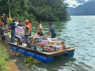 Pengiriman bantuan menuju Nagari Sungai Batang, Kec. Tanjung Raya, Kab. Agam, yang saat ini terisolir dikarenakan akses jalan tertutup longsor (1/12) (dok. BNPB…