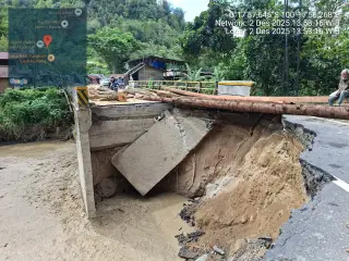 Perbaikan infrastruktur jembatan yang putus diterjang banjir di Kabupaten Agam, Rabu (3/12). (Dok BNPB)
