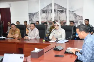 Suasana pertemuan Bupati Tanjabtim, Dillah Hikmah Sari dengan Direktur Pembangunan Indonesia Barat, Bappenas RI, Dr Jayadi, Selasa (27/1),
