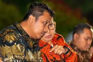 Wagub Sumbar Vasko Ruseimy berbincang serius dengan Menteri Kebudayaan Republik Indonesia, Fadli Zon ( dok hms Sumbar)
