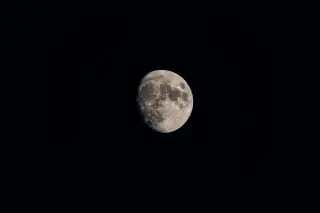 Ilustrasi: Bulan cembung tampak jelas di tengah latar langit malam yang gelap pekat.
