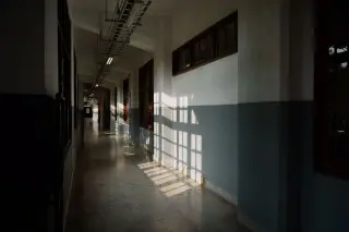 Ilustrasi: Lorong bangunan kosong dengan cahaya matahari menembus jendela.
