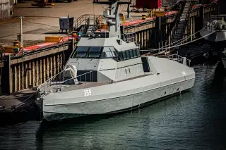Ilustrasi: Kapal patroli militer abu-abu dengan nomor lambung 359 bersandar di dermaga pelabuhan.