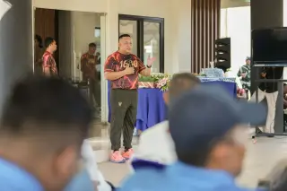 Komandan Kodim 1630/Manggarai Barat Letkol Inf. Budiman Manurung memberikan sambutan dalam peringatan HUT ke-1 Kodim 1630/Manggarai Barat di Labuan Bajo, Sabtu…
