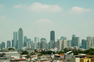 Ilustrasi: Pemandangan deretan gedung pencakar langit kota Jakarta di bawah langit cerah berawan.