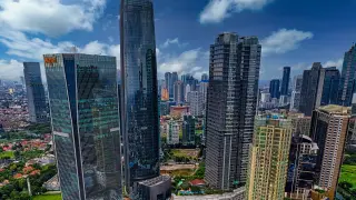 Ilustrasi: Pemandangan udara gedung-gedung pencakar langit modern di kawasan perkotaan dengan langit berawan.