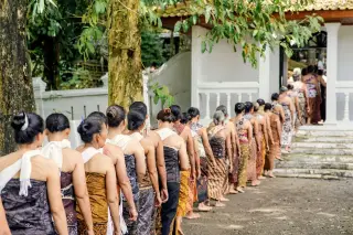 Ilustrasi: Barisan perempuan berbusana adat kemben tradisional Jawa berjalan mengantre.