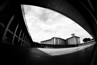 Ilustrasi: Foto hitam-putih sudut lebar menampilkan arsitektur bangunan Masjid Istiqlal Jakarta.