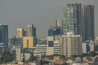 Ilustrasi: Deretan gedung pencakar langit dan bangunan perkotaan berlatar langit berawan.