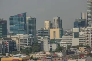 Ilustrasi: Deretan gedung perkantoran bertingkat tinggi di kawasan perkotaan yang padat.