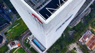 Ilustrasi: Pemandangan dari atas gedung pencakar langit modern dan area sekitarnya.