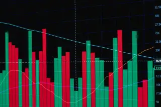 Ilustrasi: Tampilan grafik batang merah dan hijau serta garis fluktuasi data keuangan di layar digital.
