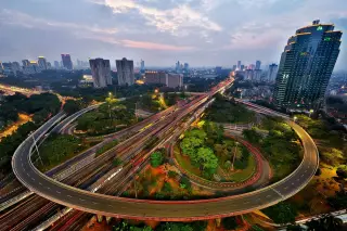 Ilustrasi: Pemandangan udara Simpang Susun Semanggi Jakarta di waktu senja dengan lampu jalan menyala.