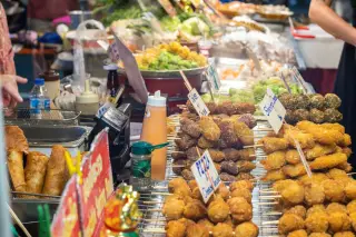 Ilustrasi: Aneka jajanan tusuk gorengan tersaji di stan pasar makanan jalanan.