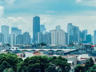 Ilustrasi: Pemandangan lanskap kota dengan deretan gedung pencakar langit berlatar langit berawan.