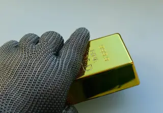 Harga Emas Antam Turun Menjadi Rp2,597 Juta per Gram