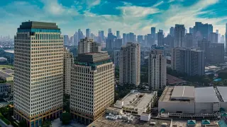 Ilustrasi: Pemandangan udara deretan gedung pencakar langit dan kawasan perkantoran di Jakarta.