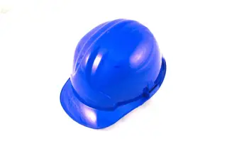 Ilustrasi: Sebuah helm keselamatan kerja berwarna biru di atas latar belakang putih.