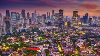 Ilustrasi: Pemandangan udara lanskap perkotaan dengan gedung pencakar langit saat senja.