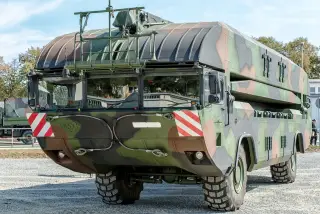 Ilustrasi: Kendaraan militer amfibi bermotif kamuflase terparkir di area terbuka.