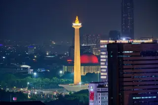 Ilustrasi: Pemandangan malam Monas dan gedung-gedung perkotaan Jakarta dari ketinggian.