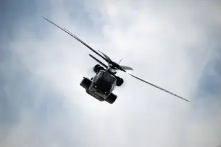 Ilustrasi: Sebuah helikopter militer besar terbang di langit berawan.