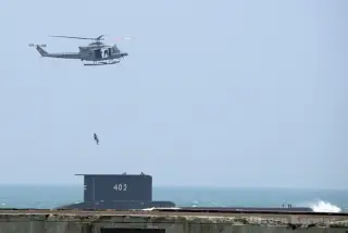 KRI Wahidin Evakuasi 11 Warga Papua Nugini di Samudra Pasifik