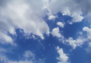 Ilustrasi: Gumpalan awan putih tersebar di langit biru cerah.