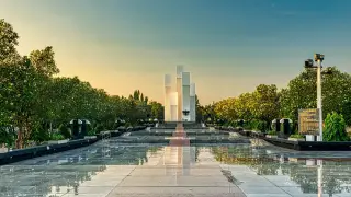 Ilustrasi: Jalan setapak bertingkat menuju monumen di Taman Makam Pahlawan Kalibata Jakarta.